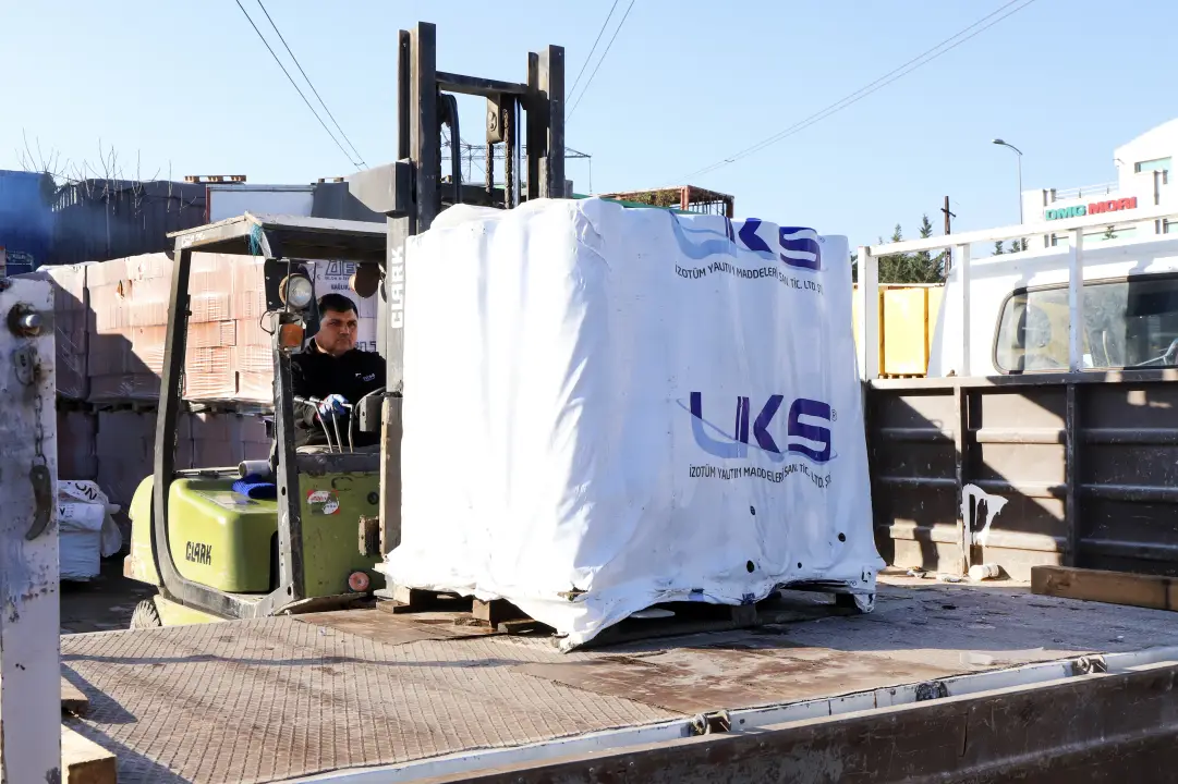Big-bag torbalı malzemenin kamyona yüklenmesi