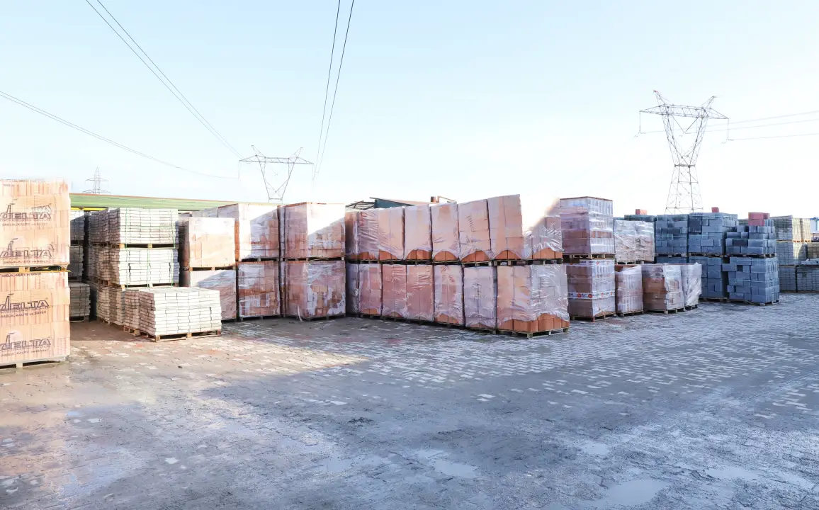 Sıra sıra dizilmiş tuğla ve beton eleman paletleri