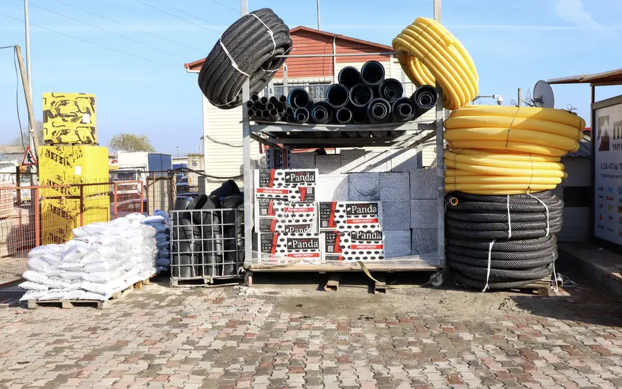 Sarı ve siyah koruge boru ile drenaj boruları