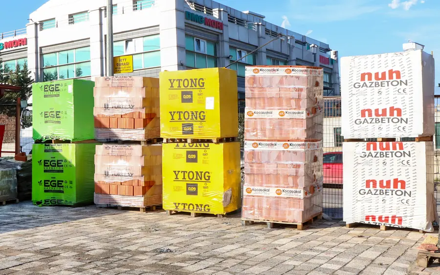 Depo girişinde paletlenmiş Ege, Ytong ve Nuh gazbeton stoğu